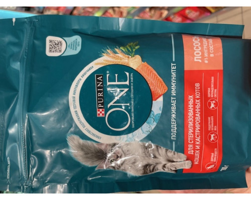 Корм сухой для стерилизованных кошек и кастрированных котов PURINA ONE с высоким содержанием лосося и пшеницей, полнорационный, Россия, 200г